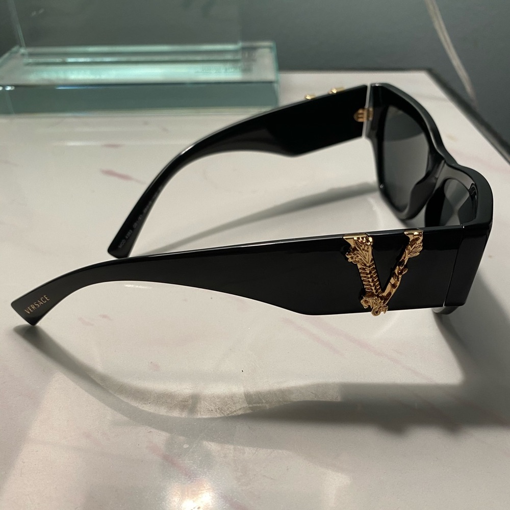 NWT BLACK VERSACE VIRTUS CAT-EYE SUNGLASSES